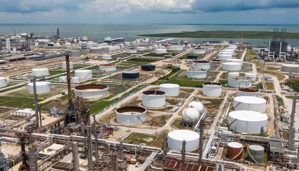 La Cina blocca l’export di carburanti: perché benzina, diesel e voli rischiano nuovi rincari