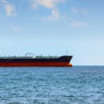 Il petrolio torna a uscire da Hormuz, 80% dei livelli pre-guerra: perché il greggio allora non cala?