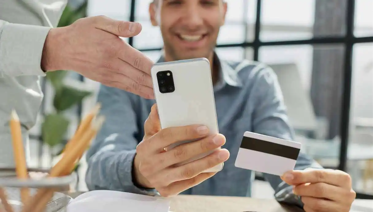 Come pagano gli italiani, l’IA individua 5 profili: solo il 15% è davvero digitale