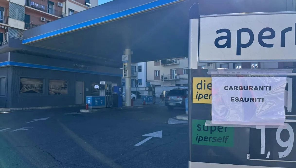 Carburante esaurito e scaffali vuoti, l